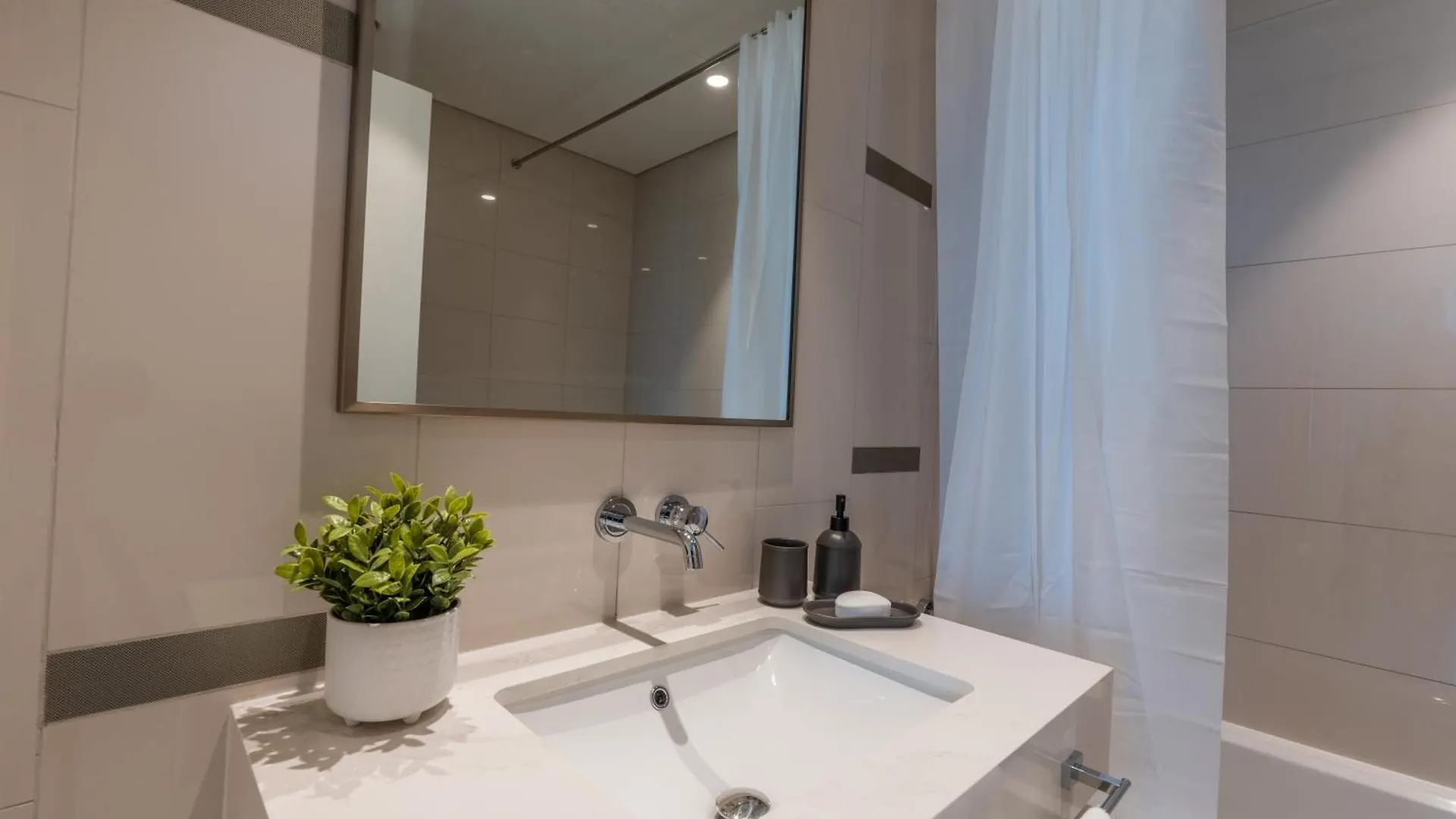 Elegant 3Br Apartment With Private Beach Access Dubaj